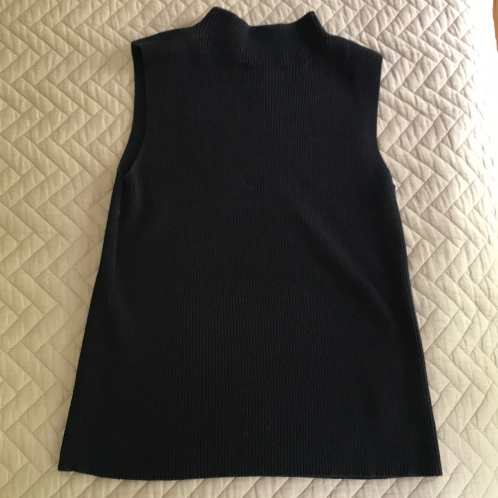 Jones NY size large. Black Sleeveless Knit Top